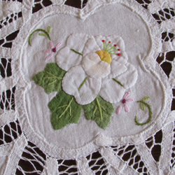 ドイツの手仕事/可愛らし白いお花のアップリケ手刺繍とレース テーブルクロス 5枚目の画像