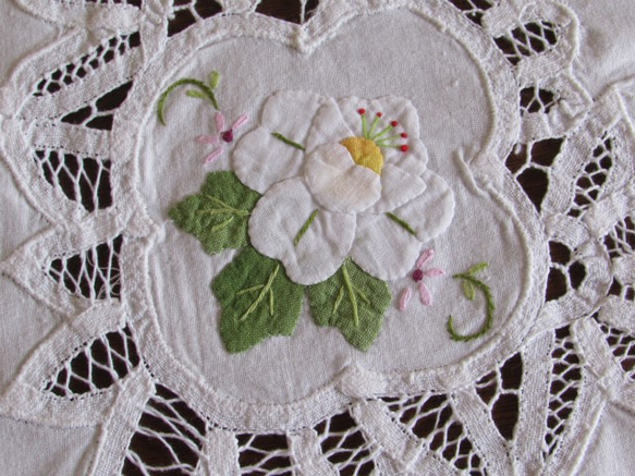 ドイツの手仕事/可愛らし白いお花のアップリケ手刺繍とレース テーブルクロス 5枚目の画像