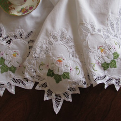 ドイツの手仕事/可愛らし白いお花のアップリケ手刺繍とレース テーブルクロス 6枚目の画像