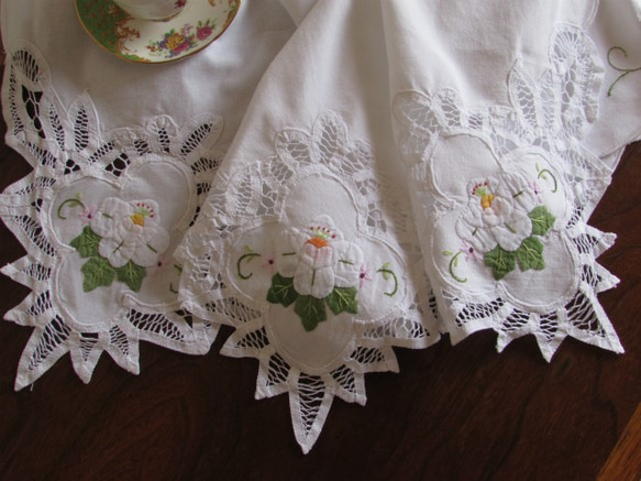 ドイツの手仕事/可愛らし白いお花のアップリケ手刺繍とレース テーブルクロス 6枚目の画像