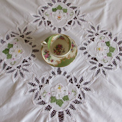 ドイツの手仕事/可愛らし白いお花のアップリケ手刺繍とレース テーブルクロス 7枚目の画像