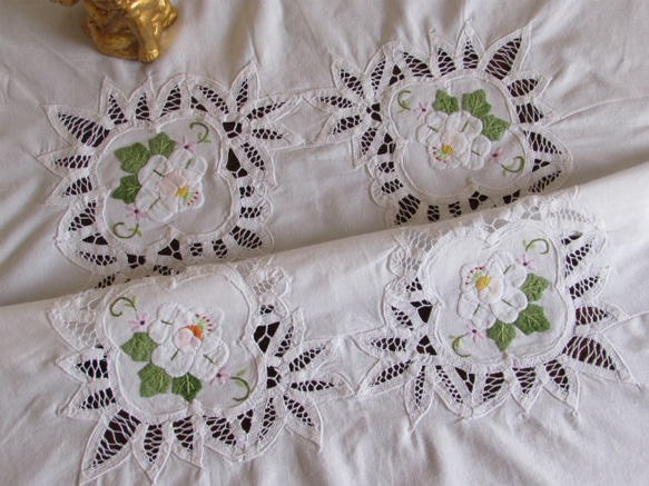 ドイツの手仕事/可愛らし白いお花のアップリケ手刺繍とレース テーブルクロス 10枚目の画像