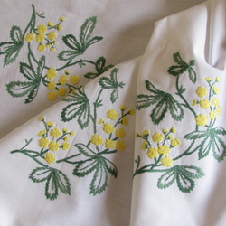 ドイツの手仕事/可愛い黄色の野花の手刺繍入り テーブルクロス 2枚目の画像