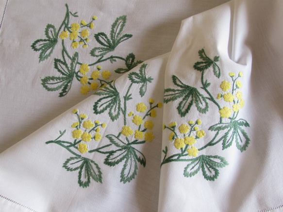 ドイツの手仕事/可愛い黄色の野花の手刺繍入り テーブルクロス 2枚目の画像