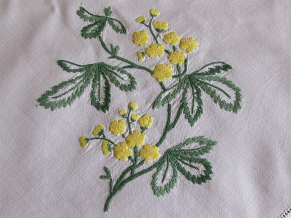 ドイツの手仕事/可愛い黄色の野花の手刺繍入り テーブルクロス 3枚目の画像