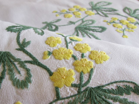 ドイツの手仕事/可愛い黄色の野花の手刺繍入り テーブルクロス 5枚目の画像