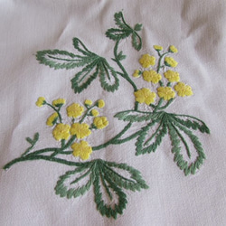 ドイツの手仕事/可愛い黄色の野花の手刺繍入り テーブルクロス 8枚目の画像