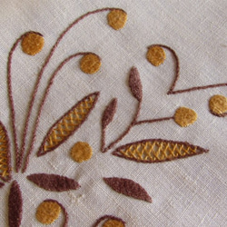 ドイツの手仕事/シンプルモダンなブラウンの植物 手刺繍入りテーブルセンター 8枚目の画像