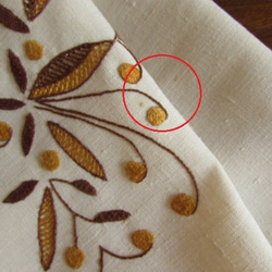 ドイツの手仕事/シンプルモダンなブラウンの植物 手刺繍入りテーブルセンター 10枚目の画像