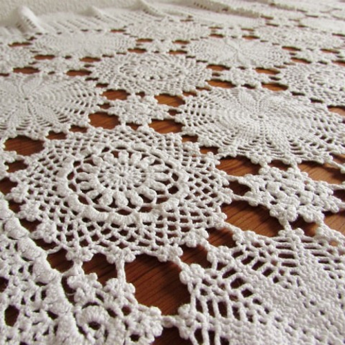 手刺繍入りパネルクロッシェ編みレース繋ぎ生成りテーブルクロス