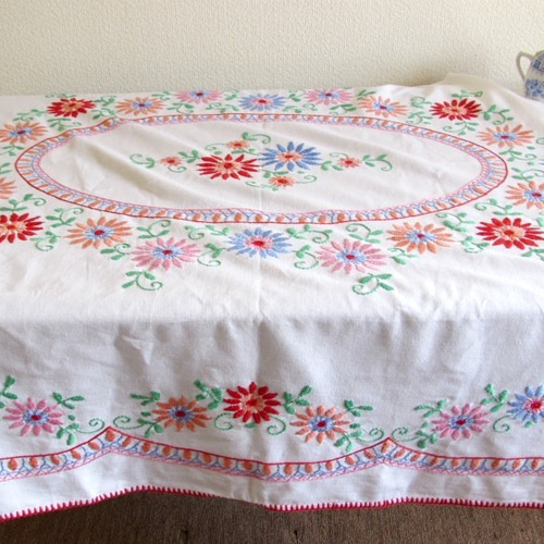 【美品】フランスアンティーク 手刺繍モノグラム テーブルクロス お花のフリル付 フランスから届いたアンティークのおしゃれな雑貨、小花柄が