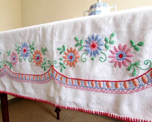 花柄手刺繍 テーブルクロス　ヴィンテージ　ハンドメイド　レースクロス イギリスのパイナップルクロスに手刺繍のテーブルクロス88×87cm