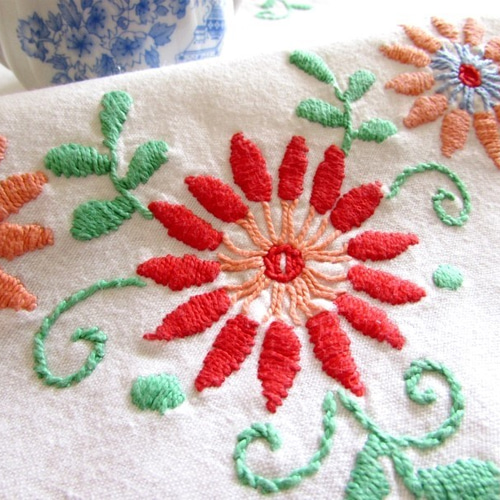 フランスの手仕事/可愛い色とりどりのお花の手刺繍入り 大判テーブル