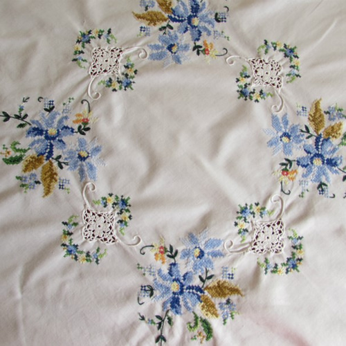 ドイツの手仕事/綺麗なブルーのお花のクロスステッチ手刺繍