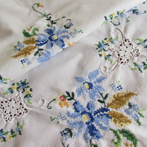 手刺繍　ハンドメイド　テーブルクロス 手作りのテーブルクロスに刺繍🌿 面積が大きくて、なかなか