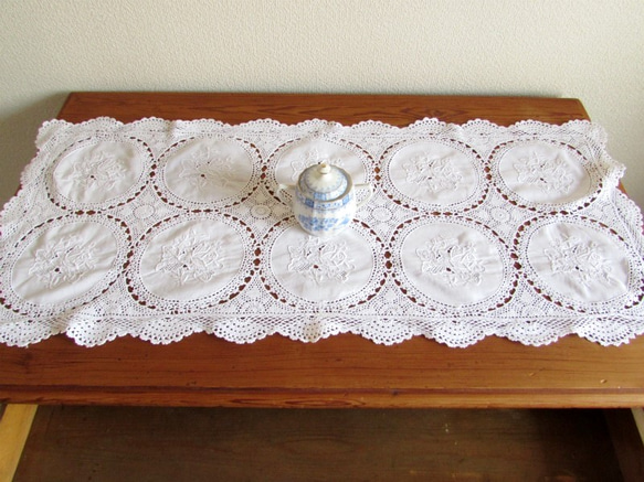 フランスの手仕事/白いバラの手刺繍入りパーツ繋ぎ手編みクロッシェのテーブルセンター (ヴィンテージ) 2枚目の画像
