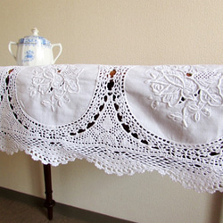 フランスの手仕事/白いバラの手刺繍入りパーツ繋ぎ手編みクロッシェのテーブルセンター (ヴィンテージ) 3枚目の画像