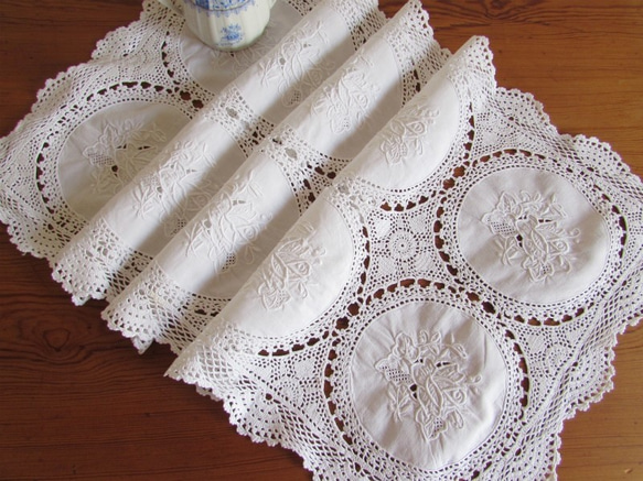 フランスの手仕事/白いバラの手刺繍入りパーツ繋ぎ手編みクロッシェのテーブルセンター (ヴィンテージ) 4枚目の画像