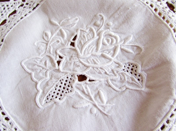 フランスの手仕事/白いバラの手刺繍入りパーツ繋ぎ手編みクロッシェのテーブルセンター (ヴィンテージ) 5枚目の画像