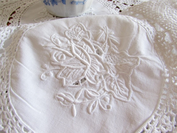 フランスの手仕事/白いバラの手刺繍入りパーツ繋ぎ手編みクロッシェのテーブルセンター (ヴィンテージ) 6枚目の画像