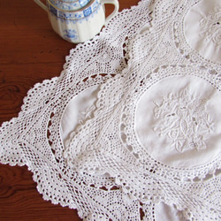 フランスの手仕事/白いバラの手刺繍入りパーツ繋ぎ手編みクロッシェのテーブルセンター (ヴィンテージ) 7枚目の画像