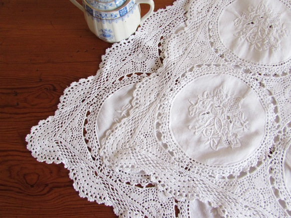 フランスの手仕事/白いバラの手刺繍入りパーツ繋ぎ手編みクロッシェのテーブルセンター (ヴィンテージ) 7枚目の画像