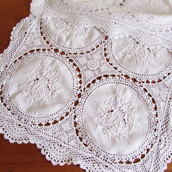 フランスの手仕事/白いバラの手刺繍入りパーツ繋ぎ手編みクロッシェのテーブルセンター (ヴィンテージ) 8枚目の画像