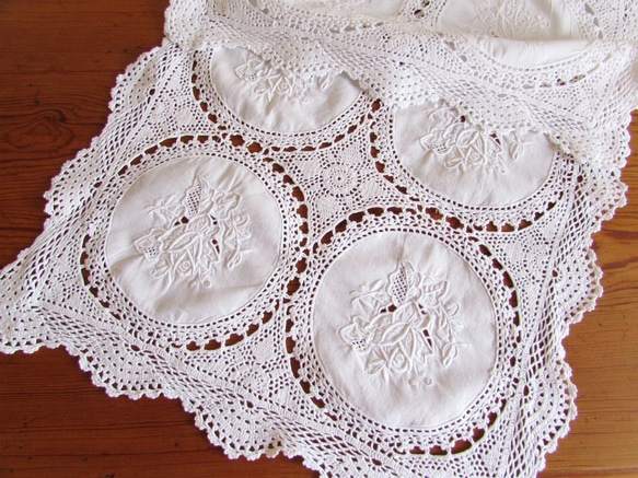 フランスの手仕事/白いバラの手刺繍入りパーツ繋ぎ手編みクロッシェのテーブルセンター (ヴィンテージ) 8枚目の画像