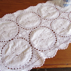 フランスの手仕事/白いバラの手刺繍入りパーツ繋ぎ手編みクロッシェのテーブルセンター (ヴィンテージ) 9枚目の画像