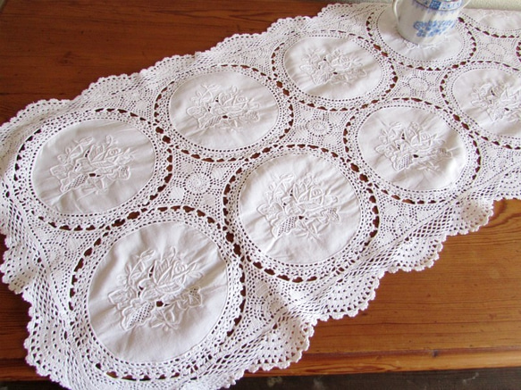 フランスの手仕事/白いバラの手刺繍入りパーツ繋ぎ手編みクロッシェのテーブルセンター (ヴィンテージ) 9枚目の画像