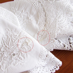 フランスの手仕事/白いバラの手刺繍入りパーツ繋ぎ手編みクロッシェのテーブルセンター (ヴィンテージ) 10枚目の画像