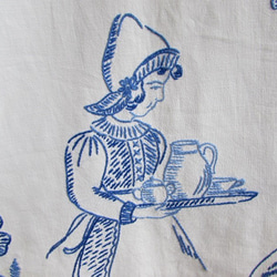 ドイツの手仕事/ティータイムセットを手に持つ民族衣装のマダム手刺繍入り オーバータオル (カフェカーテン) 9枚目の画像
