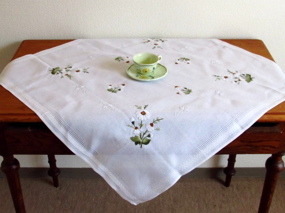 ドイツの手仕事/可愛い白いお花の手刺繍入りテーブルクロス (ヴィンテージ・デッドストック) 5枚目の画像