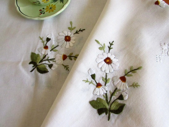 ドイツの手仕事/可愛い白いお花の手刺繍入りテーブルクロス (ヴィンテージ・デッドストック) 6枚目の画像