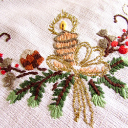 ドイツの手仕事★クリスマス★西ドイツ製ベージュのコットン生地にキャンドル手刺繍のクロス 4枚目の画像