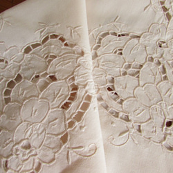 フランスの手仕事/お花のカットワーク刺繍 テーブルクロス (ヴィンテージ リメイク素材） 9枚目の画像