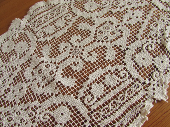 フランスの手仕事/素敵な手編みフィレレース テーブルマット (ヴィンテージ・リメイク素材) 3枚目の画像