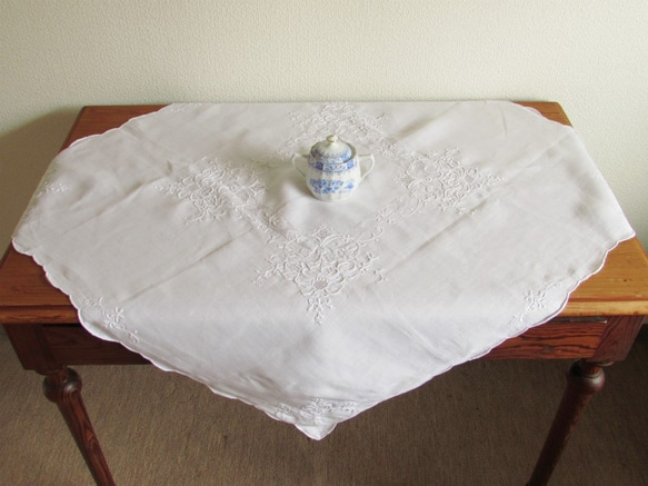 フランスの手仕事/立体的なお花の白糸手刺繍 テーブルクロス (ヴィンテージ) 3枚目の画像