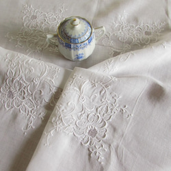 フランスの手仕事/立体的なお花の白糸手刺繍 テーブルクロス (ヴィンテージ) 2枚目の画像