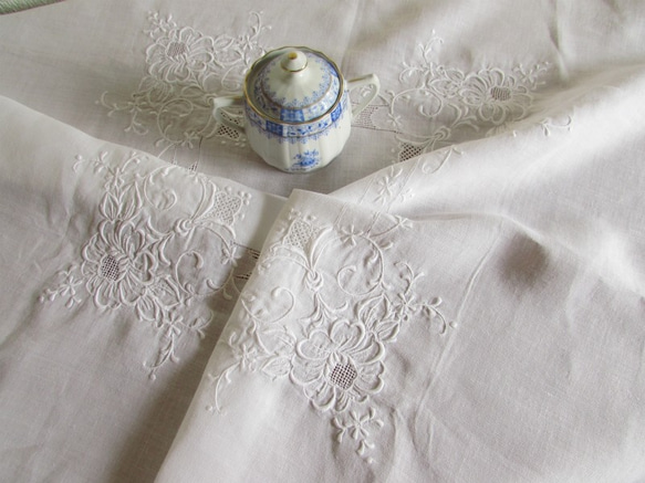 フランスの手仕事/立体的なお花の白糸手刺繍 テーブルクロス (ヴィンテージ) 2枚目の画像