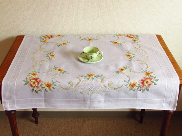 フランスの手仕事/淡い黄色やピンクのお花 手刺繍入りテーブルクロス (ヴィンテージ・デッドストック未使用品) 4枚目の画像