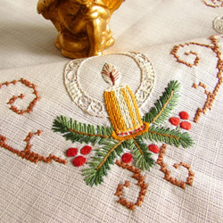 ★ドイツの手仕事★クリスマス★黄色のストライプ模様キャンドルリース手刺繍テーブルクロス (ヴィンテージ) 3枚目の画像