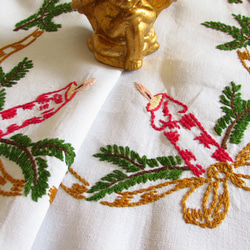 フランスの手仕事★クリスマス★手描きの絵のよ真っ赤なキャンドルリースともみの木の手刺繍テーブルクロス (ヴィンテージ) 2枚目の画像