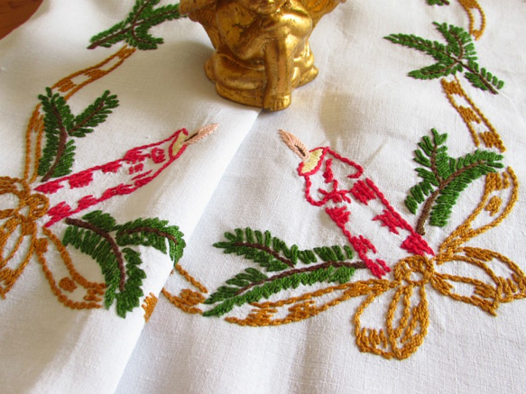 フランスの手仕事★クリスマス★手描きの絵のよ真っ赤なキャンドルリースともみの木の手刺繍テーブルクロス (ヴィンテージ) 2枚目の画像