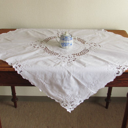 ドイツの手仕事/白い百合の花 白糸手刺繍のテーブルクロス 2枚目の画像