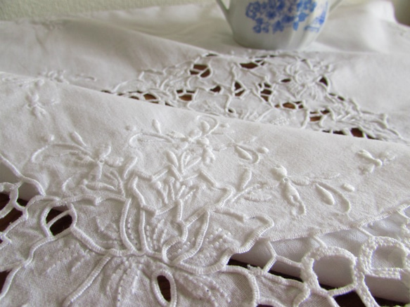 ドイツの手仕事/白い百合の花 白糸手刺繍のテーブルクロス 3枚目の画像