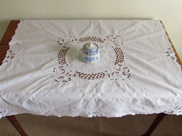 ドイツの手仕事/白い百合の花 白糸手刺繍のテーブルクロス 5枚目の画像
