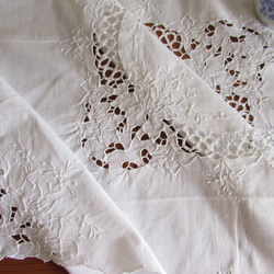 ドイツの手仕事/白い百合の花 白糸手刺繍のテーブルクロス 6枚目の画像