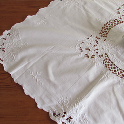ドイツの手仕事/白い百合の花 白糸手刺繍のテーブルクロス 7枚目の画像