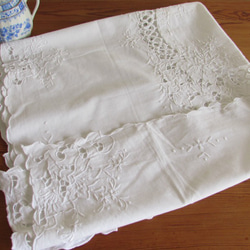 ドイツの手仕事/白い百合の花 白糸手刺繍のテーブルクロス 9枚目の画像